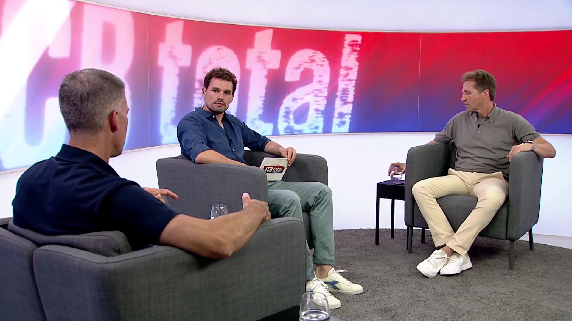 Unruhe auf und neben dem Platz