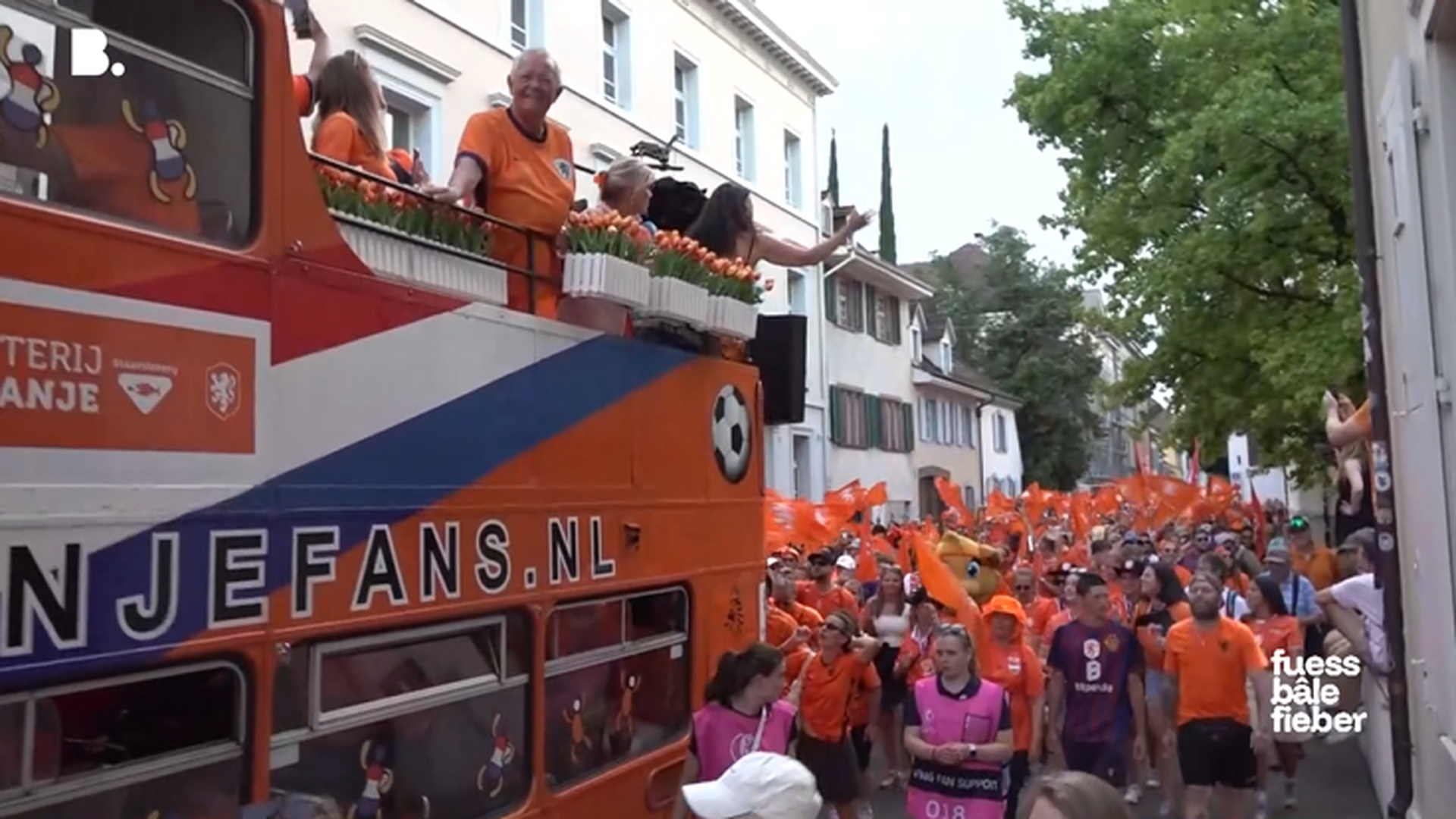 Unterwegs mit dem Fanbus von «Oranje» - Fuessbâlefieber | Telebasel