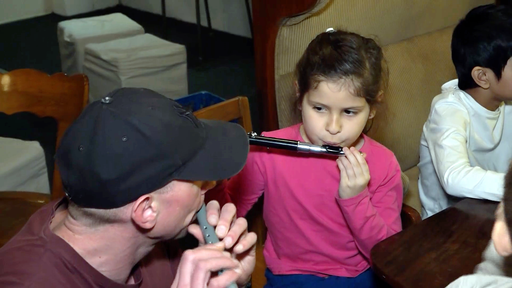 Gundeli-Clique zeigt Jungen das Fasnachtstreiben