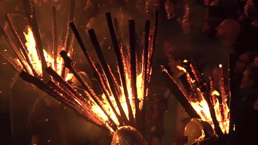 Unter Jubel werden die brennenden Wagen und Chienbäse präsentiert