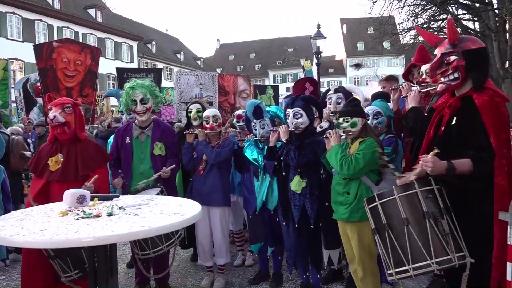 Moderator Tim spielt mit seinem Zyschtigszyygli ein Ständchen