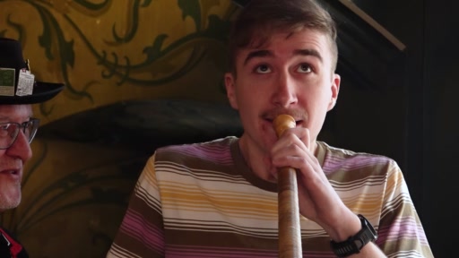 Telebasel Reporter Simon wagt den Selbstversuch im Alphornblasen