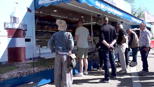 Der Osterfischmarkt in Weil am Rhein profitiert vom sonnigen Wetter