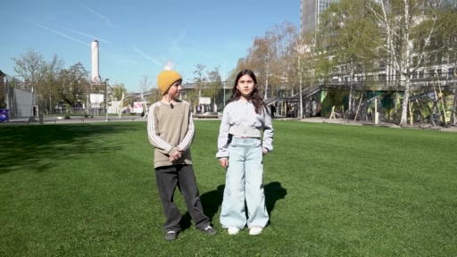 Lorin und Enea testen den Dreirosen-Spielplatz