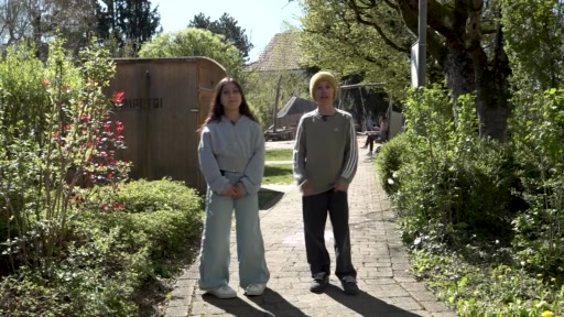 Lorin und Enea testen den Spielplatz in Blauen