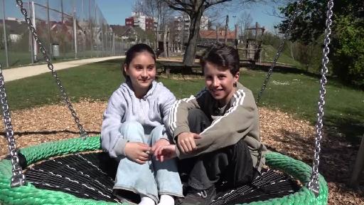 Lorin und Enea testen den Spielplatz Eisweiher in Oberwil