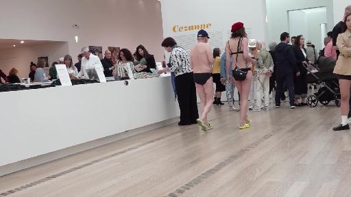 Am 1. Mai durften die Besucher:innen im Badeanzug in die Fondation Beyeler