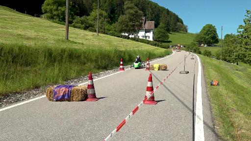 In Langenbruck rasen die Seifenkisten die Strasse hinunter