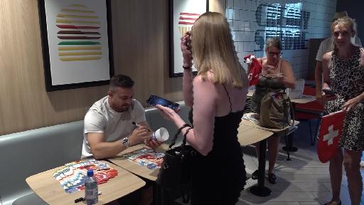 Xerdan Shaqiri gibt Fans Autogramme im McDonald's am Barfi