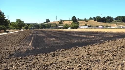 Der Brand auf dem Feld in Breitenbach hat Spuren hinterlassen