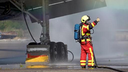 Telebasel checkt ein: Unterwegs mit der Feuerwehr am Euroairport