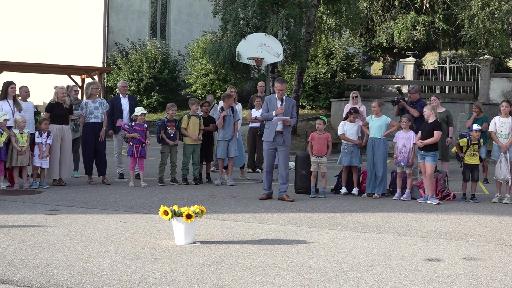 Markus Eigenmann begrüsst Erstklässler