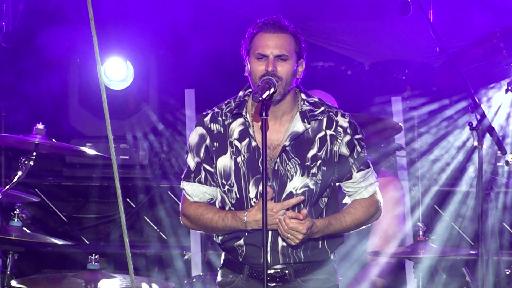 Nazareth feiert ihr Konzert auf dem Floss