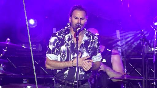 Nazareth feiert ihr Konzert auf dem Floss