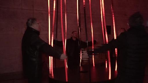 Lichtkunst bringt Trafohalle in Bottmingen zum Leuchten